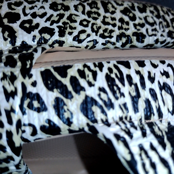 Sz 8.5-9 Animal Print Slides NEW, Foam Black, White, Yellow - Picture 6 of 13